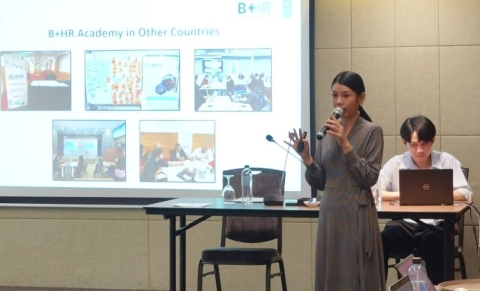 A UNDP staff member presents in front of a screen