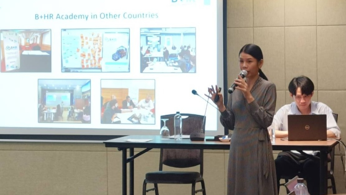 A UNDP staff member presents in front of a screen