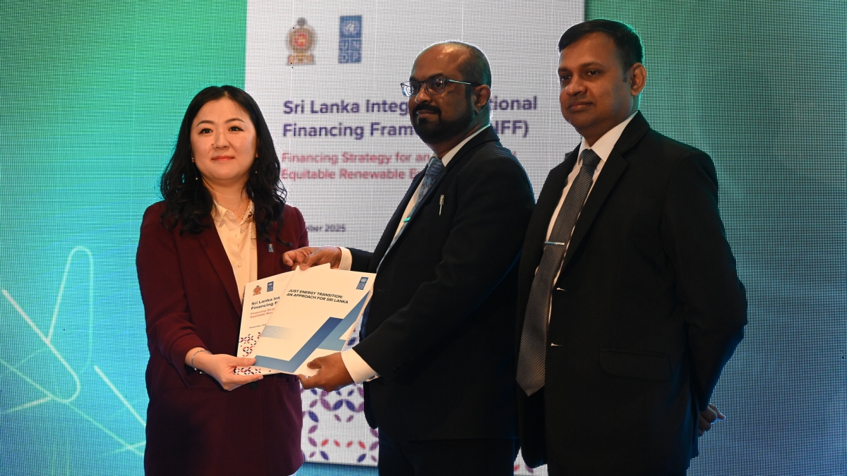 Ms. Marina Ten, Officer-in-Charge, UNDP in Sri Lanka, Hon. Eng. Kumara Jayakody, Minister of Energy; and Prof K.T.M. Udyanaga Hemapala, Secretary to the Ministry of Energy marking the launch of the strategies